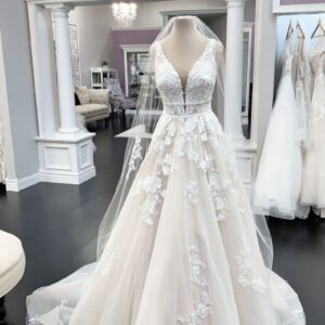 Long A-line V-neck Tulle Appliques Lace Wedding Dress