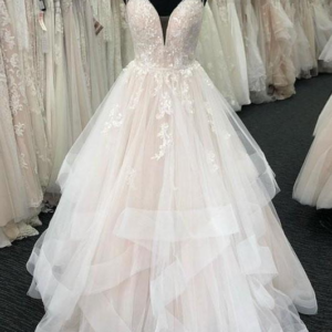 Luxurious Long A-line Princess Tulle Lace Backless Wedding Dress